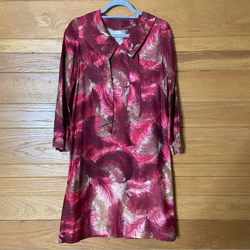 Vintage 70s abstract feather print red tie neck dress